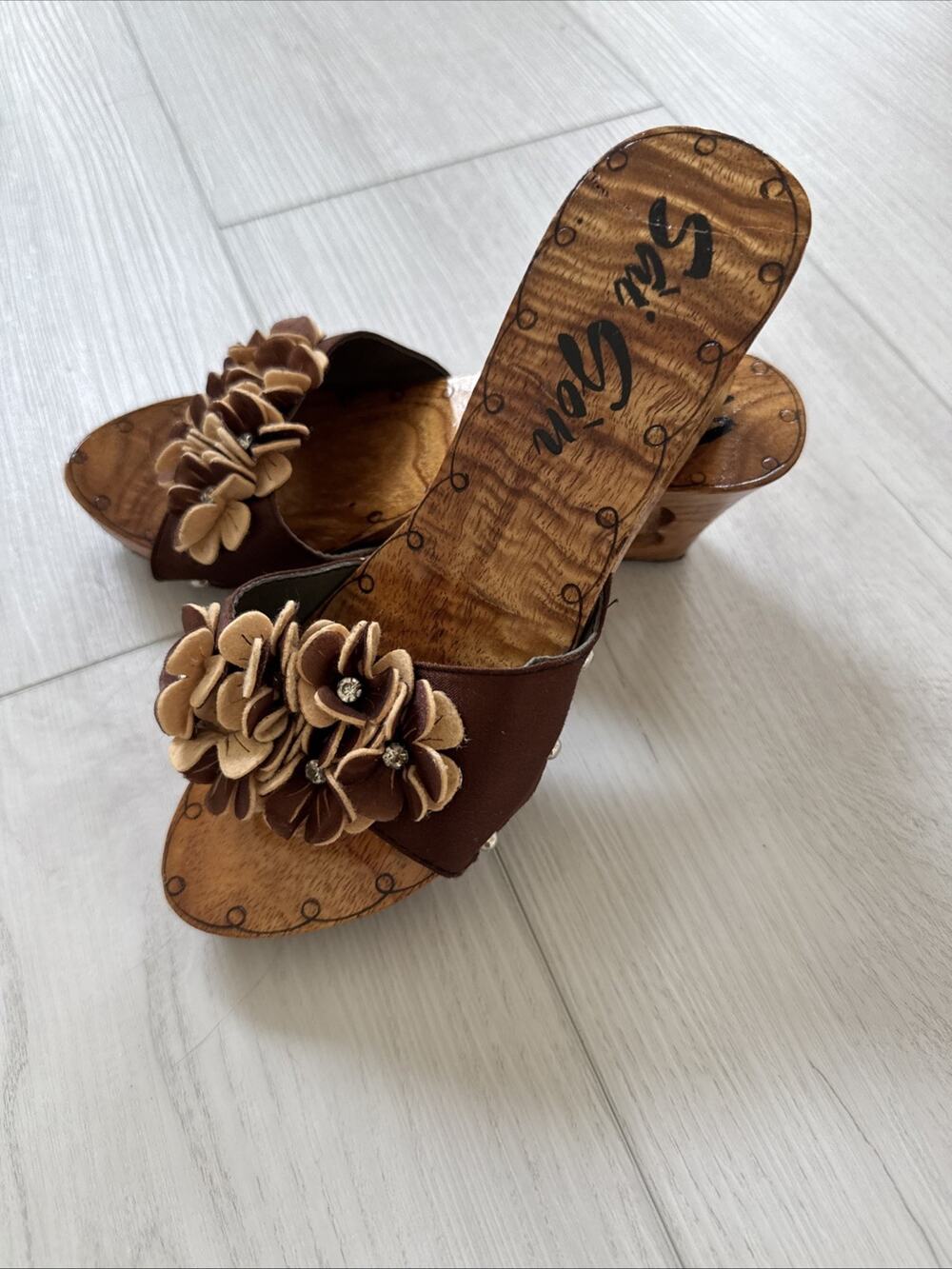 Hand-carved Wooden Shoes. Size 6. Excellent Condition. Women. NEW. No Box.